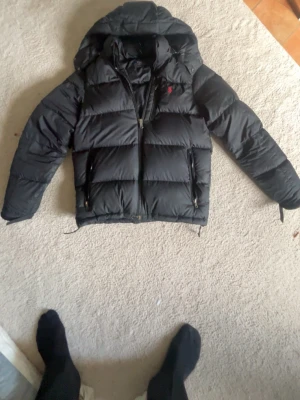 Ralph Lauren - Säljer en svart Ralph Lauren jacka. Jackan är i topp skick och ser helt ny ut. Om ni har några frågor så är det bara att skriva. 