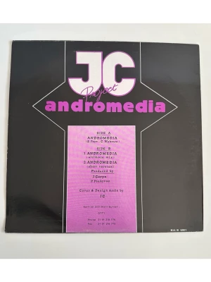 JC Project - Andromedia - Vinyl LP (1991) - Vinylskiva / LP med elektroniska undret JC Project - "Andromedia" från 1991. Kännetecknas av sitt melankoliska, djupt elektroniska och suggestiva ljudlandskap med spöklika och dramatiska vokalelement. Skivan innehåller spåren Andromeda (S. Feys, C. Wybouw) på sida A, samt Andromeda (Ultimate Mix) och Andromeda (Short Version) på sida B. Producerad av J. Coryn och P. Poukyvan. Omslag och design av JC. Utgiven av OTTI med katalognummer MIA-W 8801. Tidlös klassiker för alla som gillar elektroniskt!