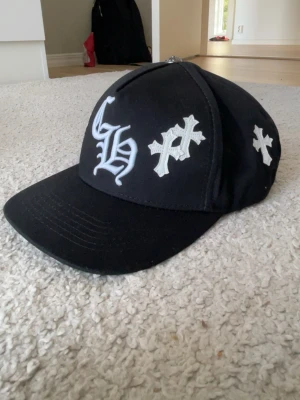 Chrome hearts keps  - Säljer svarta chrome hearts keps helt nya. Hör av vid intresse. 