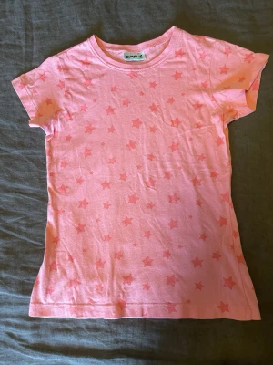 Rosa t-shirt med stjärnor från Bimbus stl.134/140 - Stl.134/140 i nyskick