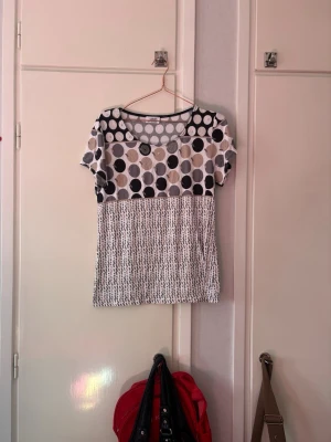 Cool tröja - Jättesöt cool tröja i storlek XL. Skulle säga att den är lite liten i storlek så egentligen typ en vanlig M. Aldrig använd. Jag kan gärna mötas upp☺️☺️