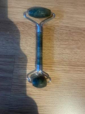 Ansiktsroller - Ansiktsroller i sten från Brush works.