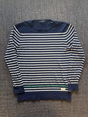 Scotch & soda tröja ~ vintage  - Sjukt eftertraktad Scotch & Soda tröja ~ vintage randig modell | st L men passar även M | färg marinblå/vit | äldre modell som inte längre tillverkas och därför är svår att hitta | vintageplagg i fint skick | sällsynt 2000’s modell | OBS kan gå ner lite i pris vid snabb affär! 🏄