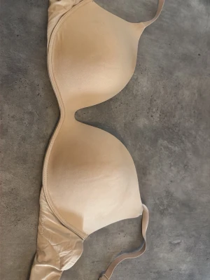 Beige super push-up bh med avtagbara band - Super push up bh fråns Calvin Klein storlek 34c . Nypris 799 