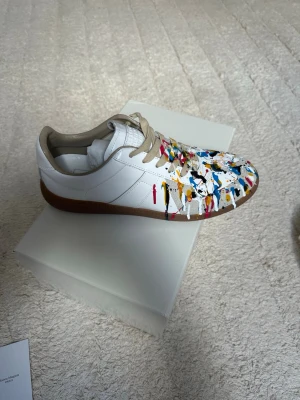 Maison margiela gats  - Maison margiela gats med paint splatter på. Storlek 43 aldrig använda.