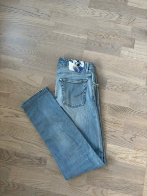 Otroliga handpicked jeans w31 - Superfina populära och eftertraktade Handpicked jeans i w31 säljes. 101 cm total längd och 40 cm breda i midjan. Riktigt snygg badge och otroliga jeans! Inga hål eller fläckar i utmärkt skick och tveka inte vid minsta fråga eller fundering!