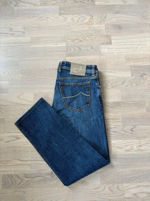 Jättefina Jacob Cohen jeans w34 stentvättade - Superfina populära och eftertraktade Jacob Cohen jeans säljes i w34. 100 cm total längd och 45 cm breda i midjan. Otroliga jeans unik badge! Inga hål eller fläckar i utmärkt toppskick och tveka inte vid minsta fråga eller fundering!