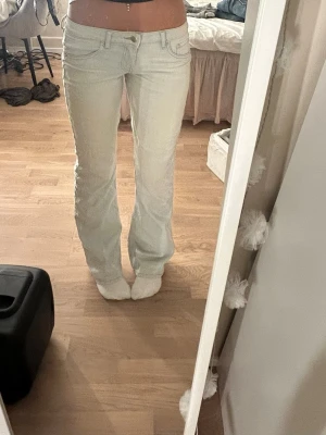 Ljusblå lågmidjade bootcut jeans - Säljer ett par skitsnygga ljusblå lågmidjade bootcut jeans originellt fårn H&M. Storlek 34-36 och skulle säga att dom passar någon med strl xs-m då dom är rätt stretchiga! Älskar men kommer inte till användning, så säljer därav🙏 Är öppen för prisförslag!🤩
