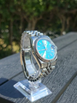 Seiko Datejust Turkos Mod 36mm 🩵 - Helt ny custombyggd Seiko Datejust-inspirerad mod med snygg turkos urtavla 🩵✨ Boetten är ca 36 mm och sitter stilrent på handleden ⌚️ Räfflad bezel och Jubilee-länk i silver ger en exklusiv look, tillsammans med datumvisning och förstoringsglas ✅ Extra länkbitar medföljer så att längden kan justeras. Inte en fabriksoriginal Seiko-modell. Skickas välpackad 📦 Kontakta mig gärna för fler bilder eller frågor!