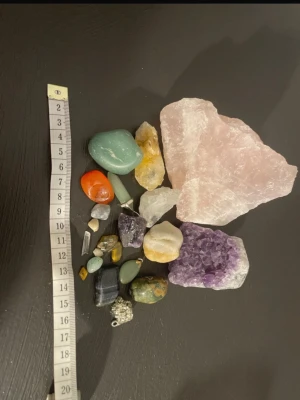 Samling av kristaller och stenar - En mixad samling med olika kristaller och mineralstenar i flera färger och former. Innehåller bland annat rosakvarts, ametist, karneol, aventurin, tigeröga och bergkristall. Stenarna är både råa och slipade, perfekta för dekoration, samling eller pyssel. Kan inte garantera att alla är äkta, många av dom är dock de då jag köpt dom på kristall butik i Stocholm 