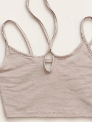 Beige croppad linnetopp från BikBok Ny - Snygg beige croppad linnetopp från BikBok med tunna axelband och en liten cut-out detalj framtill. Perfekt för lager på lager eller till ett par höga jeans. Ny oanvänd.