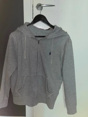 Ralph Lauren zip hoodie  - Säljer denna Ralph lauren zip hoodie I storlek M. Mycket bra skick utan defekter. Äkta vilket kan ses på qr scannen. Priset kan diskuteras!