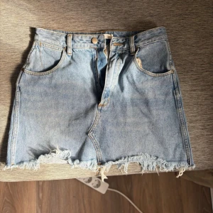 Wrangler jeansshorts  - Säljer ett par klassiska blå jeansshorts från Wrangler.  Använda men ändå i bra skick. Storlek 8 (S)