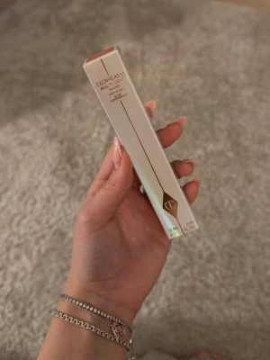 Charlotte Tilbury - Charlotte Tilbury glowgasm beauty light wand i färgen peachgasm🍑Råkade beställa fel färg och hann tyvärr inte skicka tillbaka i tid men förpackningen är helt oöppnad. 💕