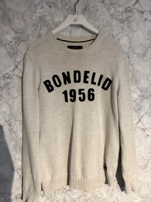 Beige/vit stickad tröja Bondelid - Tjena, säljer nu en beige/vit stickad tröja från Bondelid. Den är bra skick, storlek S, har du någon fundering är de bara att skriva, ge gärna prisförslag!!