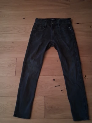 Replay Anbass Jeans - Svarta replay anbass, skick 8/10 knappt använda. Säljer för att de är för stora. Riktigt snygga och passar med alla olika typer av kläder. Priset är inte fast, skriv vid några frågor 😌