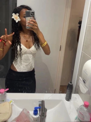 Lace body  - Lace body från Stradivarius, använt en gång då ja köpte den i stradivarius affären i barcelona, svin skön för å vara lace. Pris kan diskuteras