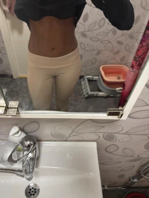 Gymtights - Säljer ett par beige träningstights/träningsbyxor från Stadium! Mid/Hög midja (som går att vika ner om man vill) och sjukt fin fit. 🔥