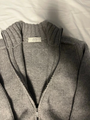 Stickad fullzip mauro ottaviani - Säljer min stickade fullzip i 100% merinoull. Perfekt för hösten, unik design vid axlarna och riktigt skön material speciellt i fickorna (se sista bilden). Nypris runt 4k. Aldrig tvättad och endast testad. Passar som S eventuellt M slimat.