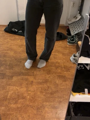 Svarta raka jeans från Gina Tricot - Säljer ett par svarta raka jeans från Gina Tricot i storlek 38. Jeansen har en klassisk femficksmodell och normal midja. Perfekta till en avslappnad och trendig look. Materialet är slitstarkt och bekvämt denim.