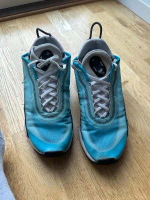 Nike Air Max 2090 laser blue  - Säljer ett par Nike Air Max 2090 sneakers i blått och vitt. Väldigt sällsynta bra skick 