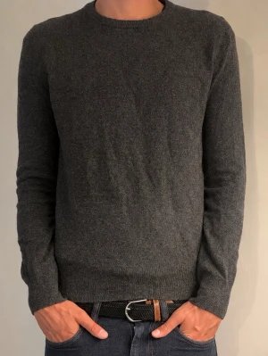 Mörkgrå stickad Ralph Lauren tröja - Mörkgrå stickad tröja från Polo Ralph Lauren storlek s. Bra passform och skönt material
