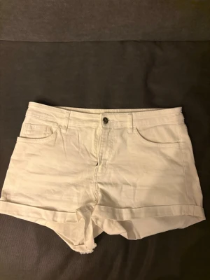 Vita  jeansshorts - Snygga vita högmidjade shorts i jeansmaterial.