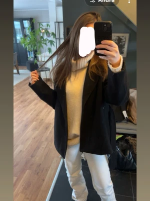 stickad polo tröja💓 - säljer då den ej används. köpt begagnad och använd ca 1-2 ggr av mig. något nopprig annars inga defekter! strl S