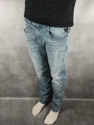 Replay Anbass - Replay Anbass Jeans • Storlek: 31/34 • Skick: 9/10 – fint skick, utan skavanker • Inkluderas: Endast jeansen • Nypris: Ca 2 000 kr • Passform: Modellen på bilden är 180 cm lång, väger 65 kg •
