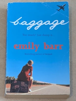 Baggage av Emily Barr - Romanen 'Baggage' av Emily Barr har ett blått omslag med en kvinna som sitter på en resväska vid en landsväg och ett flygplan i himlen. Boken är på engelska och handlar om identitet, resor och relationer. Perfekt för dig som gillar spännande och tankeväckande berättelser.