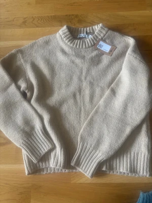Beige stickad tröja från NA-KD - Beige stickad tröja från NA-KD med prislapp kvar, köpte från sellpy men den var tyvärf lite för liten därför jag säljer vidare❤️ Nyskick! 