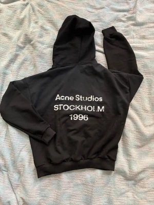 Acne studios hoodie  - Svarar och skickar fort. Pris sitter ej i sten. Bara hojta till vid minsta fråga. M men sitter lite stort.