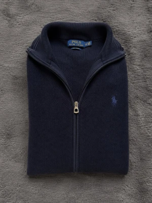 Polo Ralph Lauren Full zip cardigan - mörkblå  - Tjena! Säljer denna Ralph Lauren zip full zip cardiganen. Skicket är 9/10, Inga skador Inga hål eller fläckar. Den är väldigt sällsynt. Storlek S, vid frågor kontakta gärna!