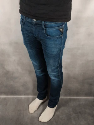 Replay Anbass - Replay Anbass Jeans • Storlek: 28/30 • Skick: 9/10 – fint skick, utan skavanker • Inkluderas: Endast jeansen • Nypris: Ca 2 000 kr • Passform: Modellen på bilden är 180 cm lång, väger 65 kg •