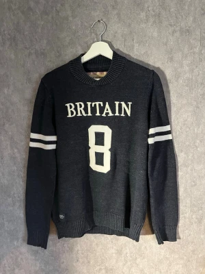 Moreis stickad crewneck kofta  - Unik och stilren stickad crewneck i storlek S från märket Morris 