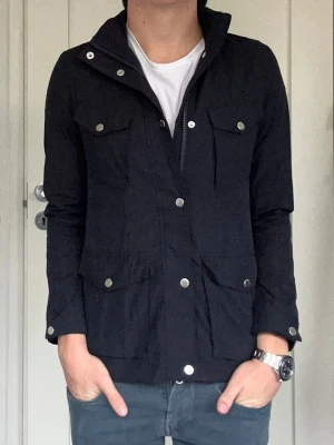 Field jacket  - Hej! Säljer en peakperformance field jacka i superfint skick. Perfekt till hösten. Storlek XS, jag på bilden är 175cm lång! Hör av dig vid frågor eller funderingar! 