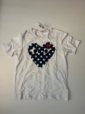 CDG Prickig Tshirt  - Aldrig använd ✔️, Storlek M men passar mer Som S ✔️, Kommer med tags 🏷, Skickas inom 1 dag 🚀, kontakta gärna för mer info ☺️