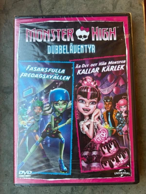 INPLASTAD Monster high - dubbeläventyr DVD - HELT NY & INPLASTAD!  Monster High Dubbeläventyr DVD med filmerna ”Fasansfulla Fredagskvällen” och ”Är det det här Monster Kallar Kärlek”. Produktionsår: 2012.  Finns på språk: Svenska, Engelska, Norska, Danska, Finska   OBS!! skivorna är begagnade så det kan förekomma repor/hairlines på skivorna, men då jag kollar igenom alla filmer jag säljer garanterar jag att alla funkar felfritt om inget annat står! :)