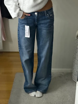 Lågmidjade vida jeans - Säljer mina blåa vida jeans från Gina Tricot. Aldrig använt, bara ångrat mitt köp och glömt returnera! Storleken är 36 TALL. Skriv för fler frågor eller pris💞