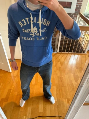 Blå hoodie  - Blå hoodie från hollister, storleken är L men sitter mer som M, Pris: 599 kr