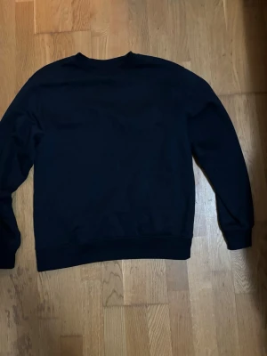 Weekday Sweatshirt - Säljer en mörkblå weekday sweatshirt i storlek M. Tröjan är i fint skick och bara använts ett fåtal gånger