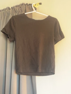 Svart magtröja  - En svart magtröja i storlek M från Gina tricot. Ljuset gör att den ser brun ut , pm för mer bilder! 