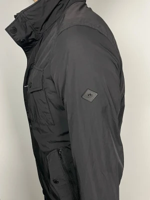 J.Lindeberg field jacket - 👕 Plagg: field jacket                                                           📏 Storlek: S                                                               🏷️ Märke/Modell: J.Lindeberg                                                     ✨ Skick: Fint skick                                                         💬 Vid frågor är det bara att skriva!                                                                                          🛍️ Gramenti