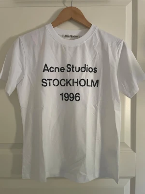 Acne Studios t-shirt - T-shirt från Acne Studios i nyskick. Inte använt någon gång och är i perfekt skick utan några defekter. Dock så står det att tröjan är en M men skulle säga att den sitter som en S. Har du några frågor är det bara att skriva. 