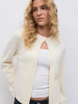 Vit cardigan  med knappdetalj - Stilren krämvit kofta med rund halsringning och en liten knappdetalj framtill. Koftan har lång ärm och rak passform, perfekt att slänga över en topp för en enkel men snygg look.