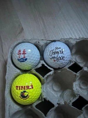 3 Golfbollar med Timrå-motiv  - Säljer 3 golfbollar, varav tre med Timrå-motiv och modellerna är titleist tour soft, Bridgestone Treo soft och Staff Smartcore. Motiven inkluderar Timrå IK, 'from Timrå with love' och Red Eagles.