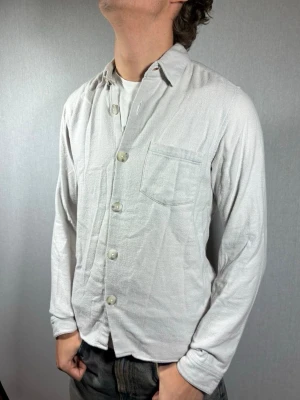 Ciszere overshirt XS - Hej och välkommen till byTorén. Detta är en overshirt från Ciszere i storlek XS med normal passform. Modell på bild är ca 182, 67kg. Plagget är lite nopprigt men är annars i bra skick. Tveka inte på att höra av dig, även om det skulle vara minsta lilla;)