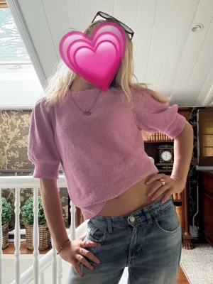 Söt stickad tröja 💓 - SÅ SÖT stickad tröja som har skönt material och perfekt att styla till ett par coola jeans ⭐️Så fin rosa färg💓💓