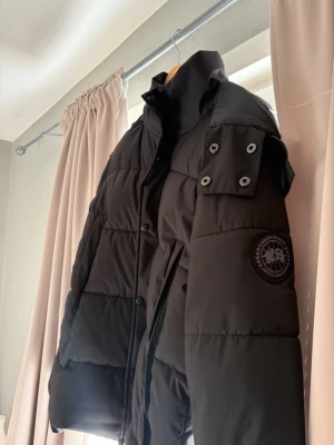 canada goose jacka  - Säljer min snygga canada goose jacka den är i perfekt skick och det är inga hål i jackan den är perfekt storleken är L men passar M också 