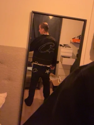 Corteiz jeans & jeans jacka - Säljer ett svart corteiz sett jeans och jeans jacka 